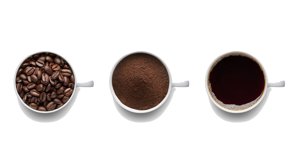 Café en grains, café moulu et capsules disposés sur table en bois rustique