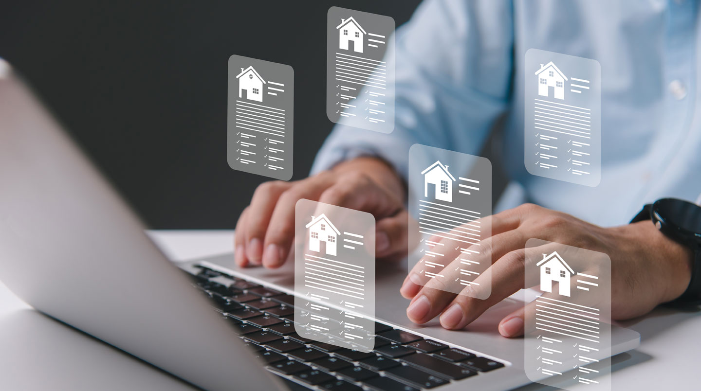 Jeune couple consultant des annonces immobilières sur tablette dans leur salon moderne, avec carnet de notes indiquant leur budget maximal et zone de recherche